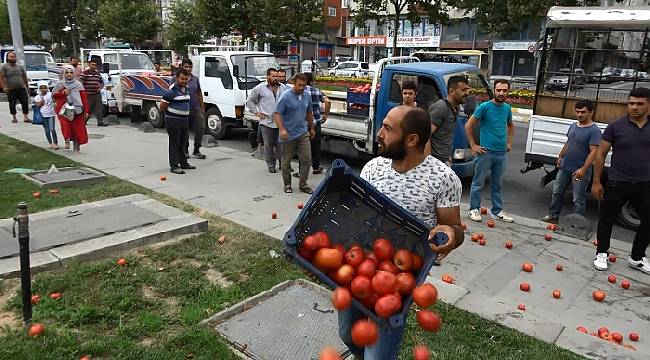 Sultangazi’de Belediye Önünde Domatesli Protesto